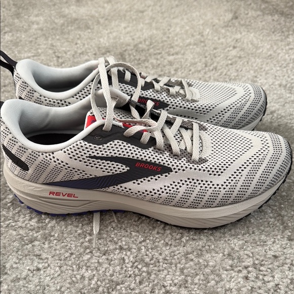 White and Black Athletic Sneakers - Picture 5 of 6